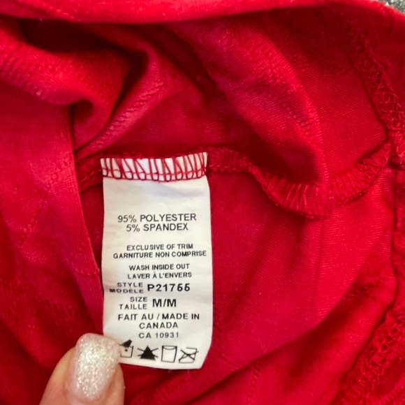 Nice Women Short Sleeve Shirt Red Great to wear for Christmas - Picture 3 of 3